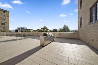 Inner-City 2-Bed with Parking, Pool, Gym & BBQ - 5