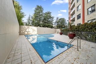 Inner-City 2-Bed with Parking, Pool, Gym & BBQ - 4