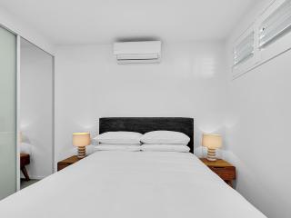 Modern 1-Bedroom Apt with Sweeping Water Views - Batemans Bay - 8