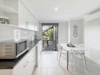 Spacious Beach Studio With Alfresco Dining - 0