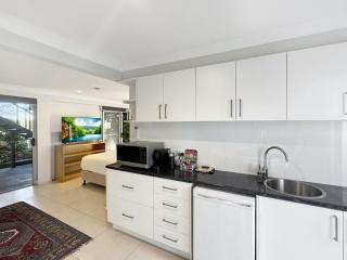 Spacious Beach Studio With Alfresco Dining - 5