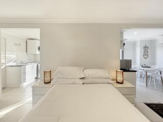 Spacious Beach Studio With Alfresco Dining - 3