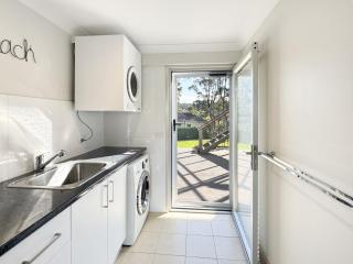 Spacious Beach Studio With Alfresco Dining - 2