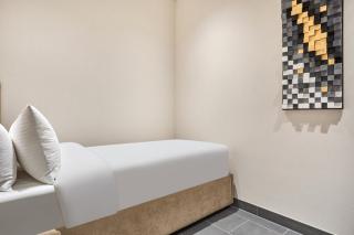 STAY BY LATINEM Luxury 1BR Plus Study Holiday Home CC 2410 Near Burj Khalifa - 1