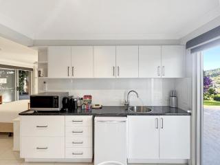 Spacious Beach Studio With Alfresco Dining - 9