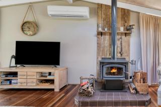 Secluded 3-Bed Retreat Moments to the Beach - 6