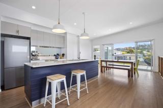 3-Bed Coastal Getaway with Direct Beach Access - 4