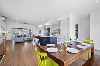 3-Bed Coastal Getaway with Direct Beach Access - 6