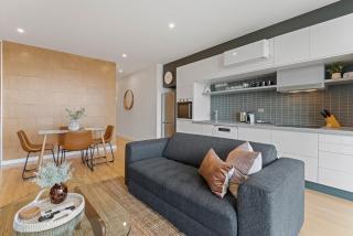 Modern 1-Bed City Skyline Views & Close to Shops - 0