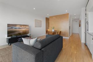 Modern 1-Bed City Skyline Views & Close to Shops - 7