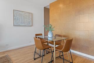 Modern 1-Bed City Skyline Views & Close to Shops - 4