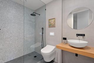 Modern 1-Bed City Skyline Views & Close to Shops - 2