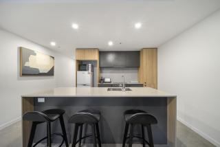 Chic Inner-City 2-Bed Abode with Pool Gym & Sauna - 7