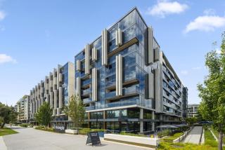 Chic Inner-City 2-Bed Abode with Pool Gym & Sauna - 4