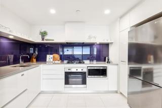 Circle on Cavill Luxe 2-Bed with Views & Pool - 5