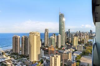 Circle on Cavill Luxe 2-Bed with Views & Pool - 3