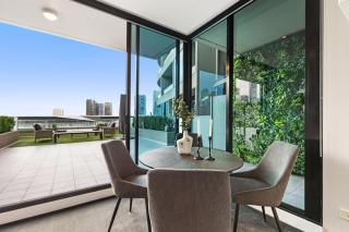 Impeccably Chic 2-Bed With Views & Fab Amenities - 6
