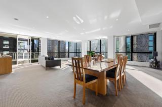 2-Bed Inner-City Pad with Gym & Sauna - 6