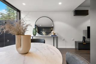 Immaculate Braddon Studio with Accessible Bathroom - 1