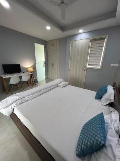 Lovely bedroom - private entrance near max - 5