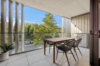 Luxe 2-Bed Inner-City Abode with Alfresco Dining - 9