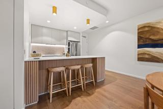 Luxe 2-Bed Inner-City Abode with Alfresco Dining - 5