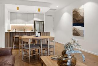 Luxe 2-Bed Inner-City Abode with Alfresco Dining - 4