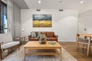 Elegant 2-Bed Urban Retreat with Outdoor Dining - 4