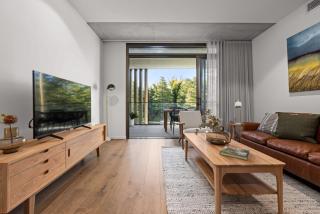 Elegant 2-Bed Urban Retreat with Outdoor Dining - 2