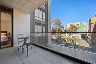 Unwind in Elegance: Your Perfect Braddon Apartment - 5