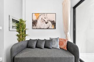Golden Stays - Cozy 1BR Retreat I Skyline Views & Urban Charm - 0