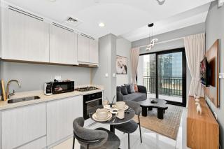 Golden Stays - Cozy 1BR Retreat I Skyline Views & Urban Charm - 4