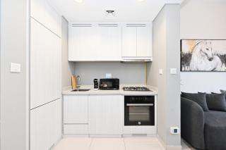 Golden Stays - Cozy 1BR Retreat I Skyline Views & Urban Charm - 3