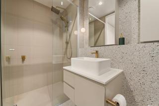 Experience Elegance in this Chic 1-Bed Unit - 2