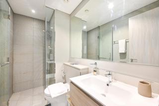 Golden Stays - Cozy 1BR Retreat I Skyline Views & Urban Charm - 5