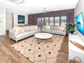 Cairns North 4-Bed with Outdoor Dining & Pool - 5