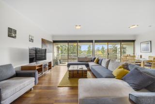 Bright 2-Bed with Private Balcony by Telopea Park - 8