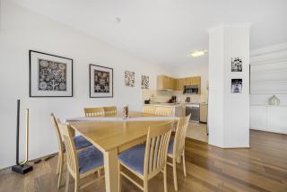 Bright 2-Bed with Private Balcony by Telopea Park - 5