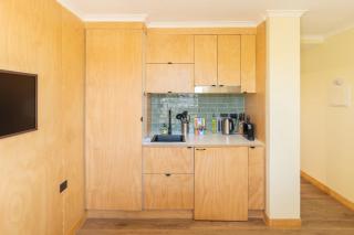 Quirky CBD Studio with Pool Sauna and Balcony - 8