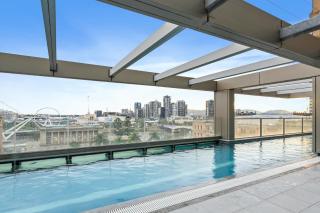 2-Bed Brisbane City Pad with Pool & Gym - 9