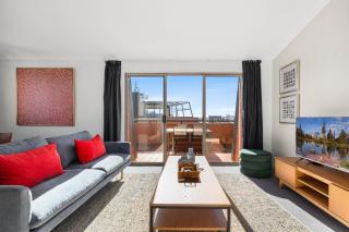 Spacious Inner-West 2-Bed with Alfresco Dining - 9