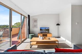Spacious Inner-West 2-Bed with Alfresco Dining - 4