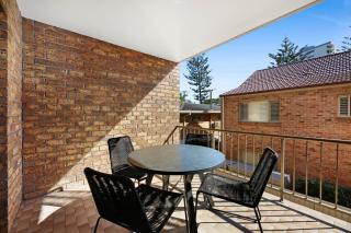 Coastal 2-Bed with Balcony 200m from Beach - 6