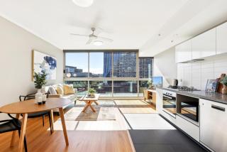 Elegant Inner-City 1-Bed with Rooftop Dining - 3