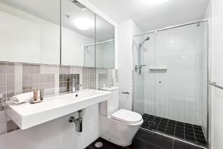 Elegant Inner-City 1-Bed with Rooftop Dining - 1