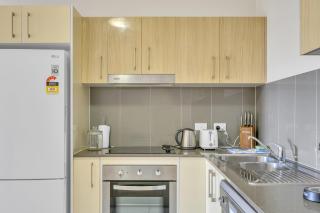 Bright 2-Bed with Private Balcony & Serene View - 7