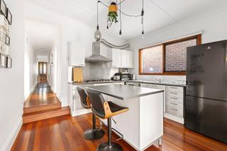 Stylish 2-Bed Cottage in Trendy Erskineville - 8