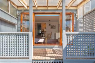 Stylish 2-Bed Cottage in Trendy Erskineville - 7