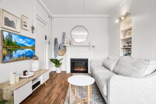 Charming 1-Bed with Fireplace by the Beach - 9