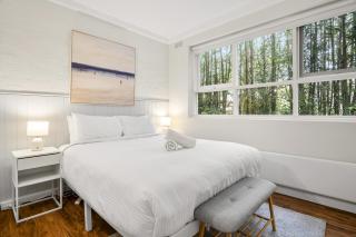 Charming 1-Bed with Fireplace by the Beach - 8